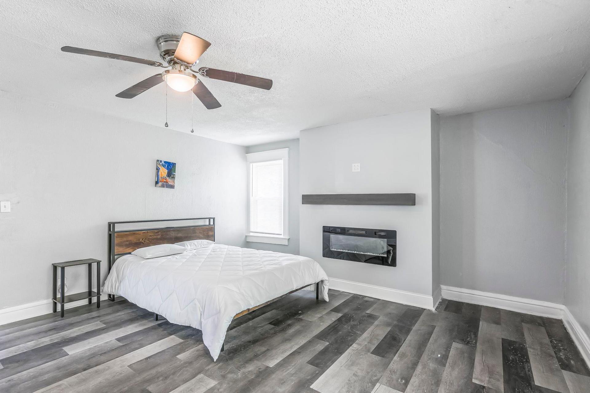 bedroom, detected:ceiling fan, window blind, bed