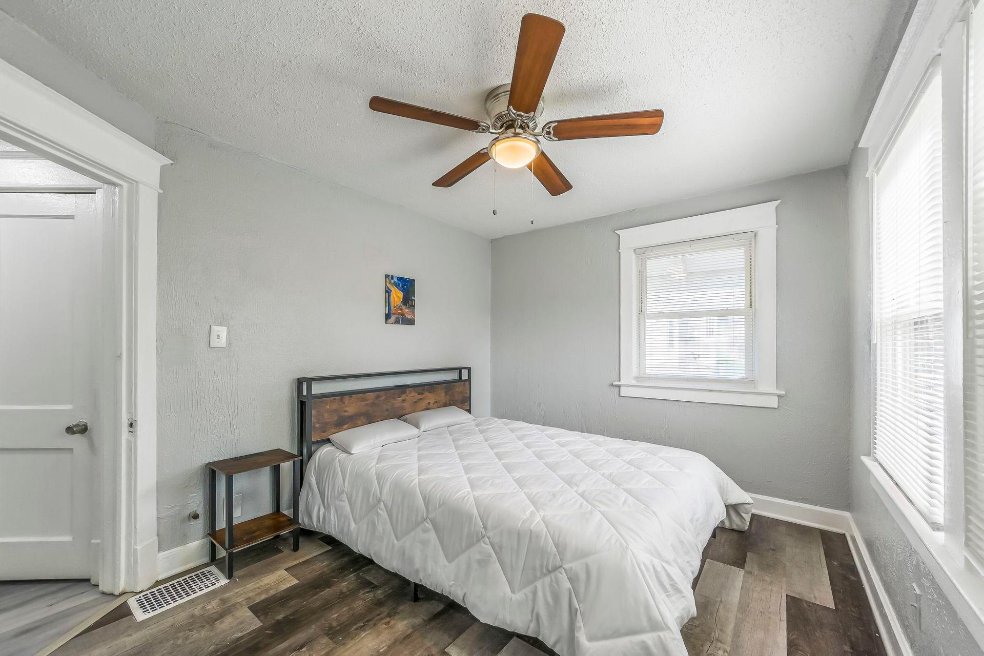 bedroom, detected:ceiling fan, window blind, bed