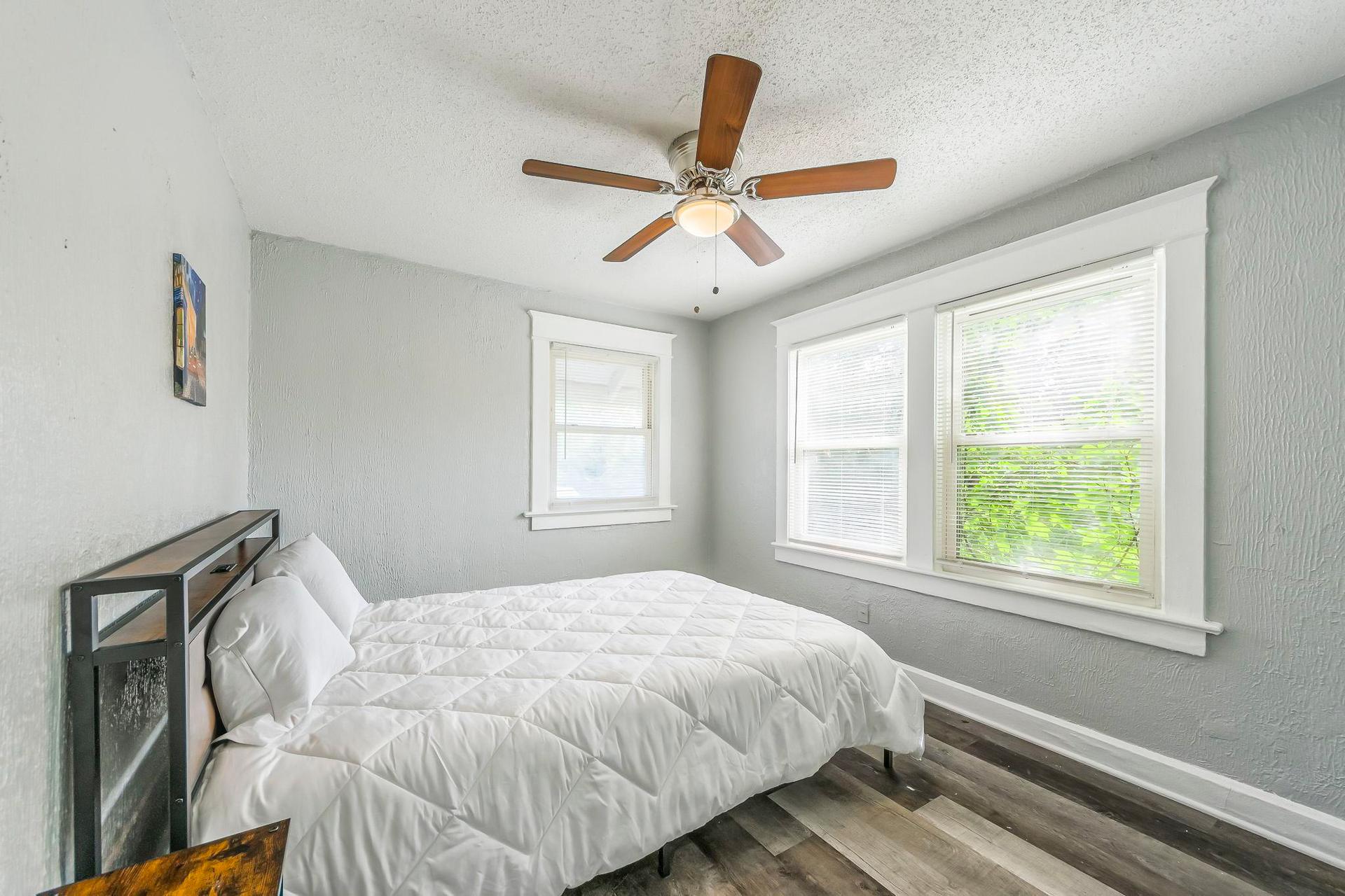 bedroom, detected:ceiling fan, window blind, bed