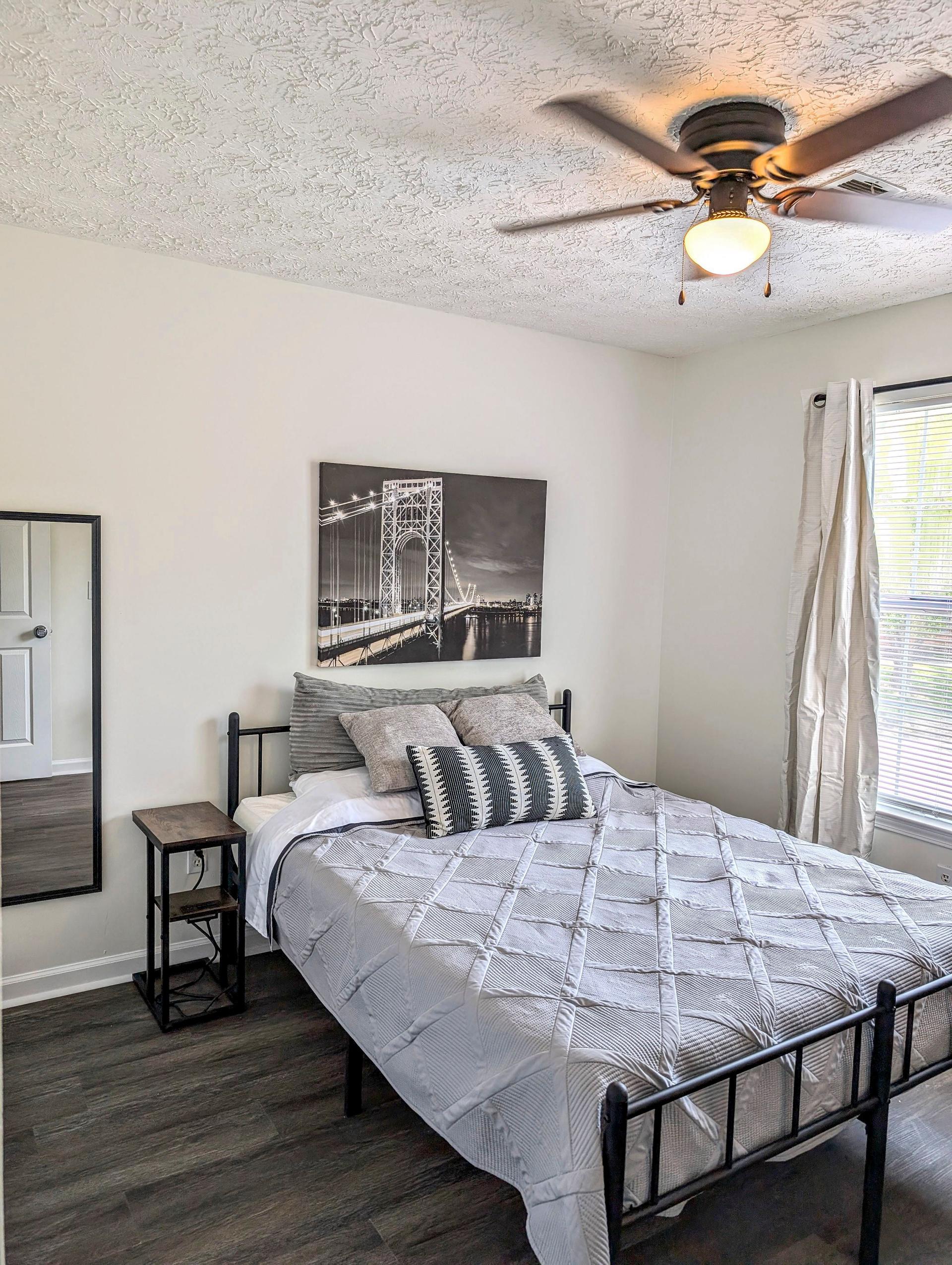 bedroom, detected:ceiling fan, window blind, bed