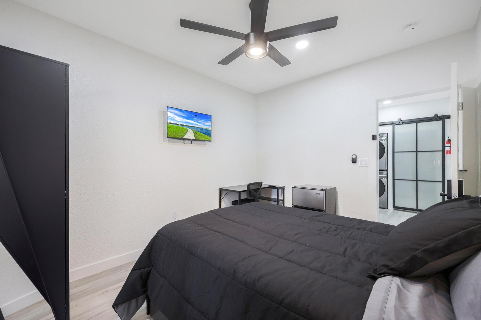 Full size Bed - Linens provided drawers in bed