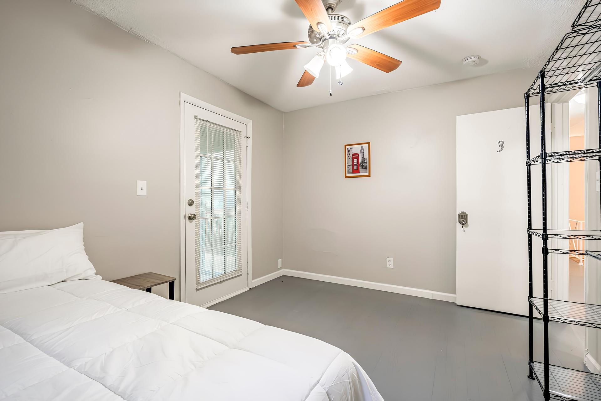 bedroom, detected:ceiling fan, window blind, bed