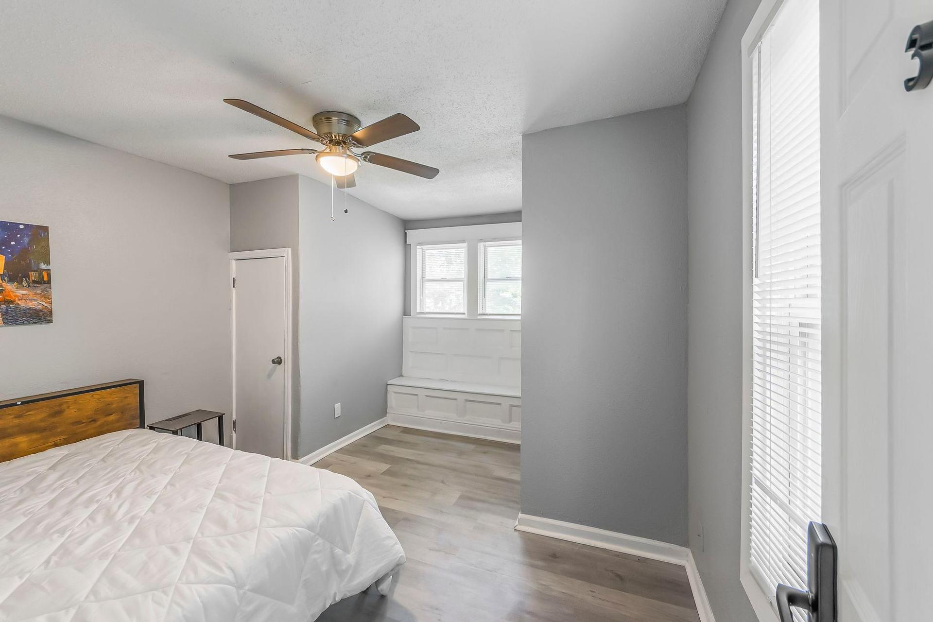 bedroom, detected:ceiling fan, window blind, bed