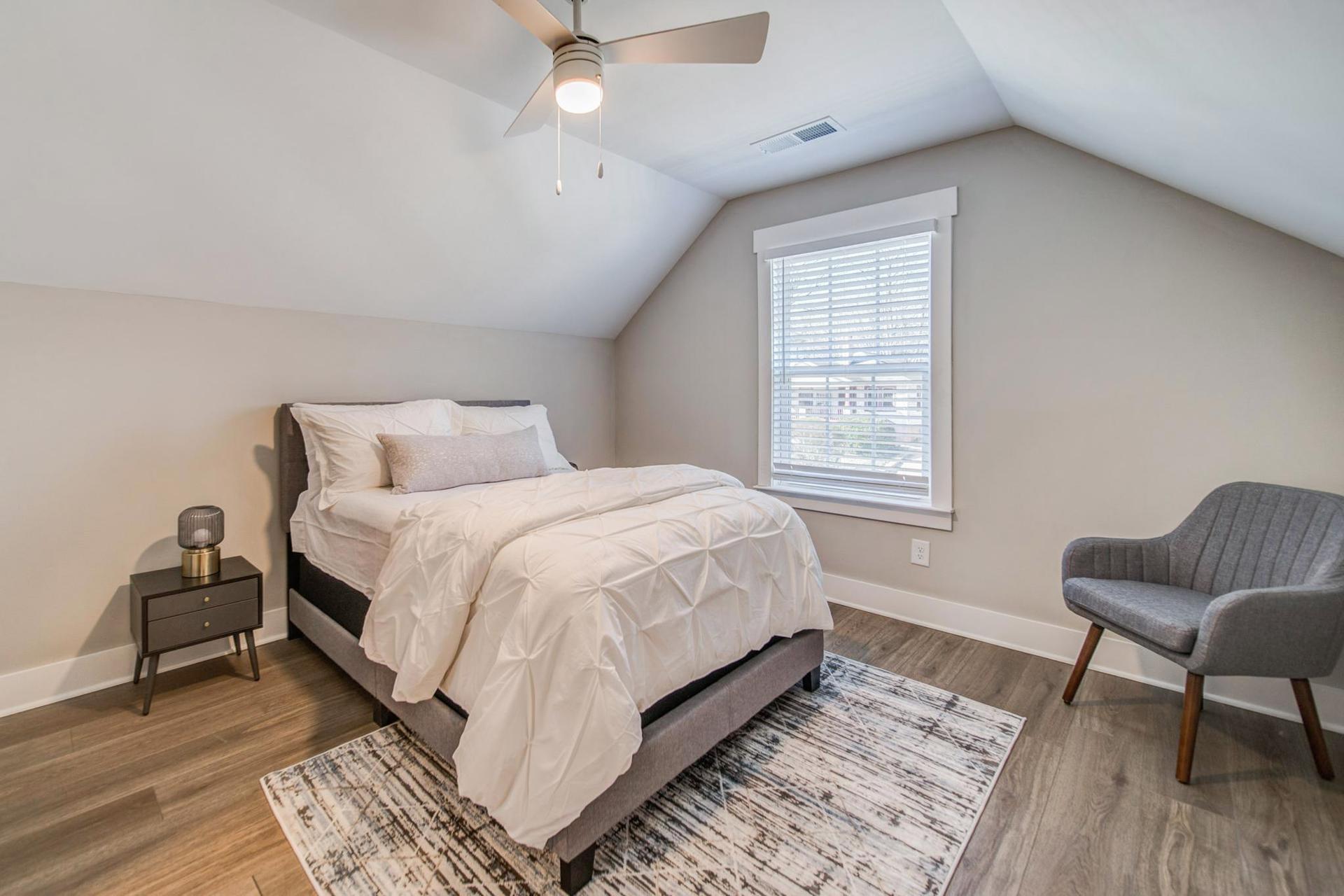 bedroom, detected:ceiling fan, window blind, bed