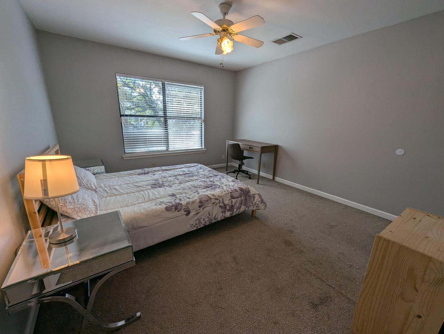 Very Large, Quite Room. Work Station INCLUDED. Huge Walk-in Closet! View of Palm Tree.