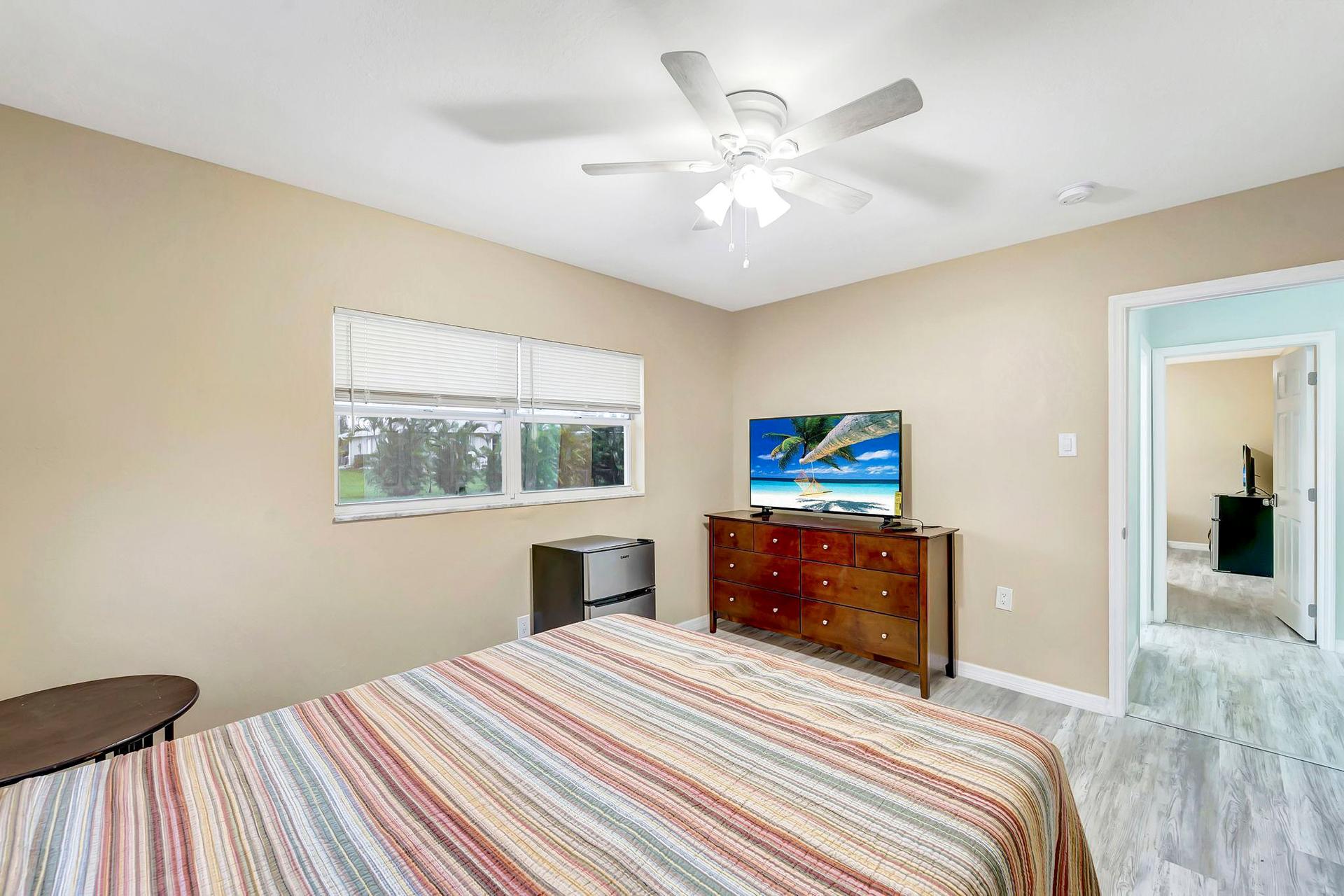 bedroom, detected:ceiling fan, window blind, bed