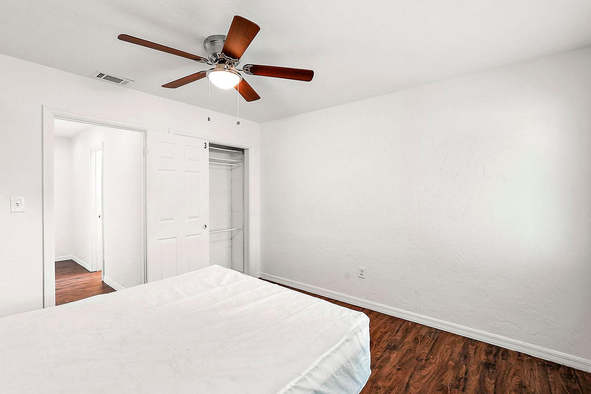 bedroom, detected:ceiling fan, window blind, bed