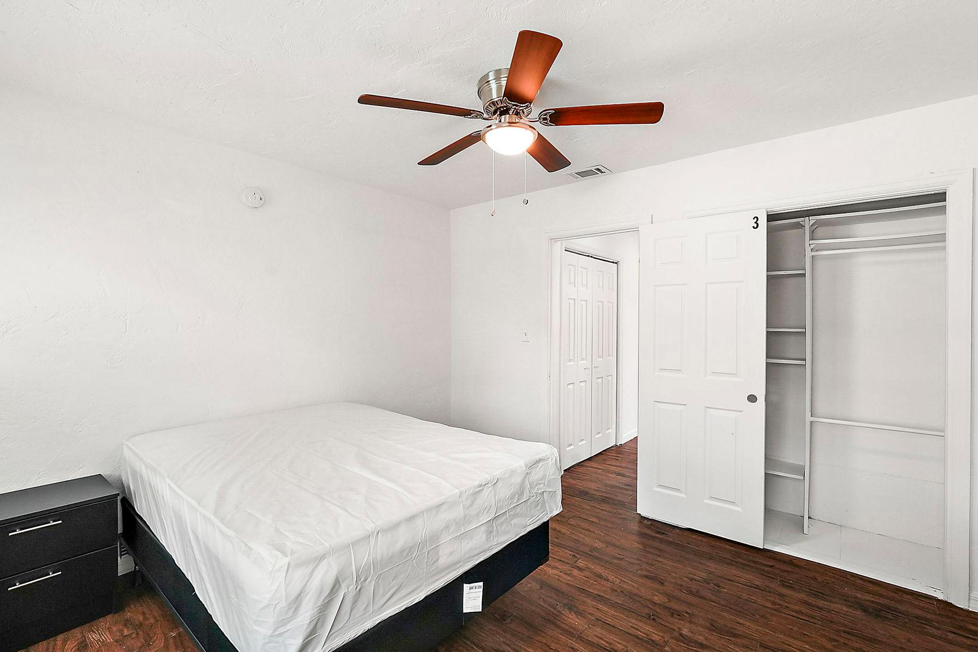 bedroom, detected:ceiling fan, window blind, bed