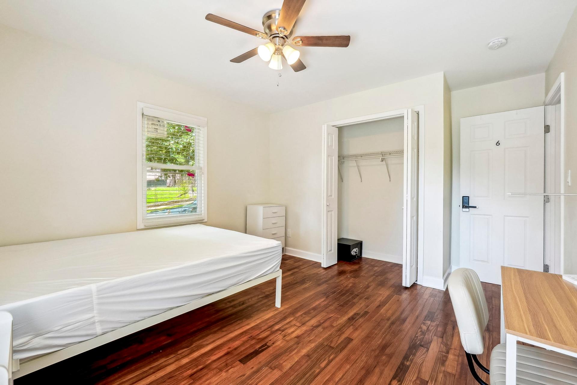 bedroom, detected:ceiling fan, window blind, bed