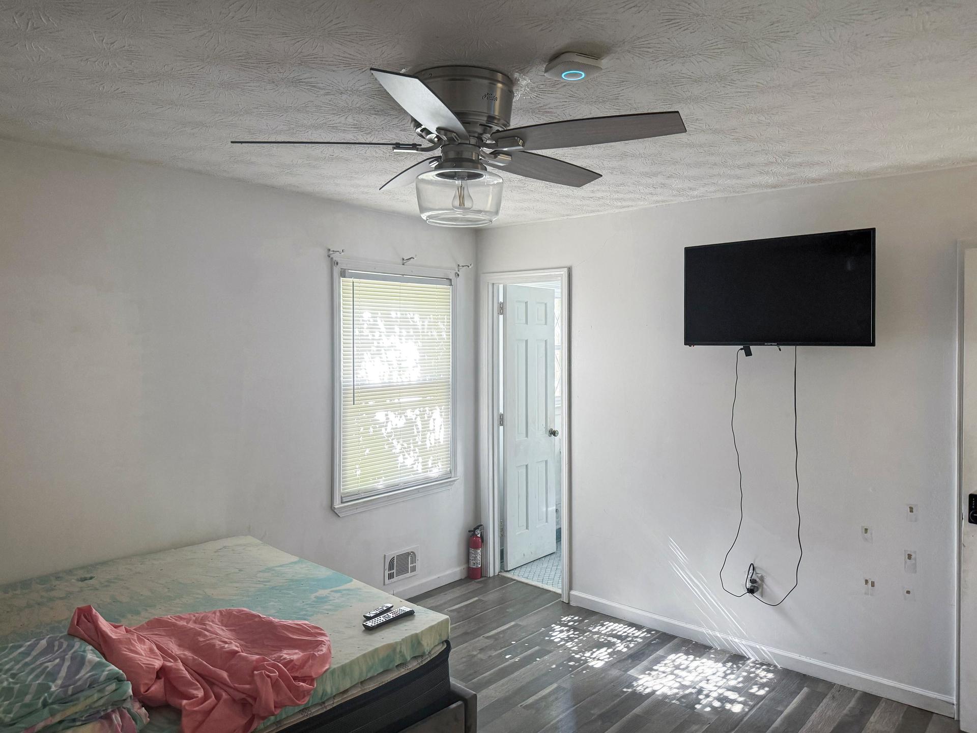 bedroom, detected:ceiling fan, window blind, bed