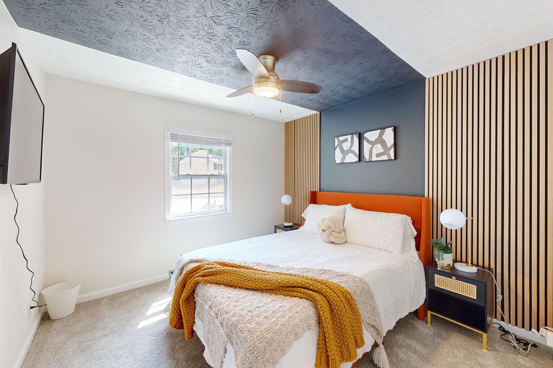 This Queen bedroom is equipped with a ceiling fan, lamps, side tables and a closet. Shares a bathroom with one other Padmate.