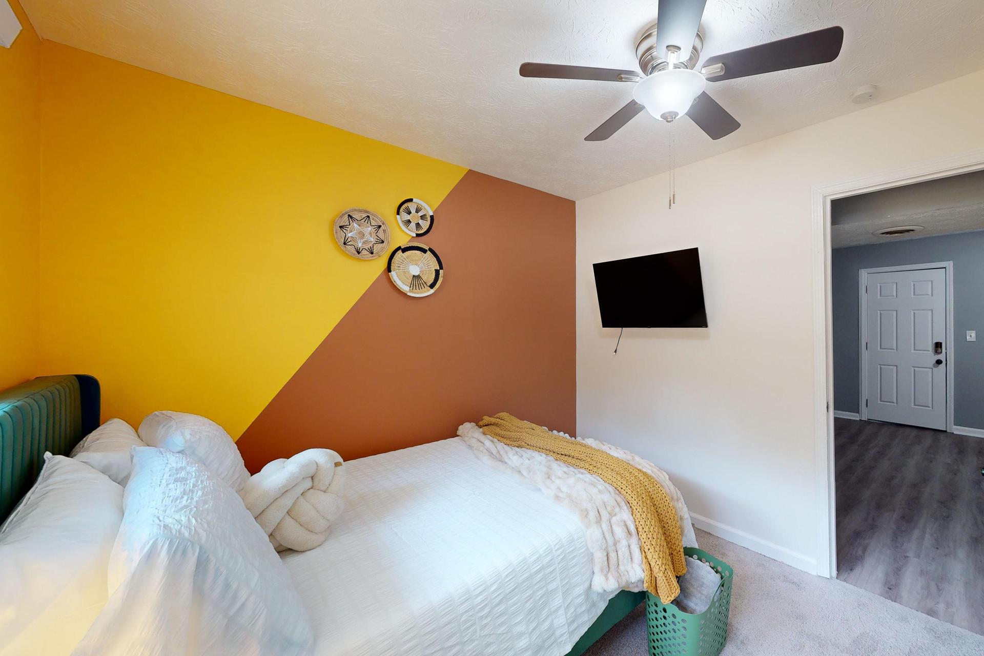 This Queen bedroom is equipped with a ceiling fan, lamps, side tables and a closet. Shares a bathroom with 2 other padmates.