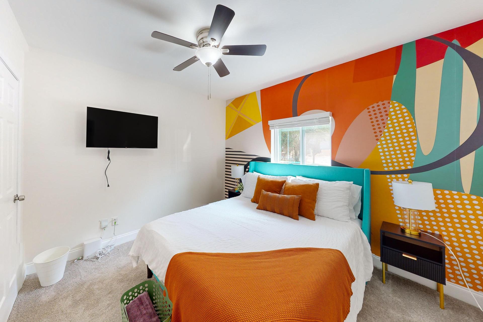 This Queen bedroom is equipped with a ceiling fan, lamps, side tables and a closet. Shares a bathroom with 2 other padmates.