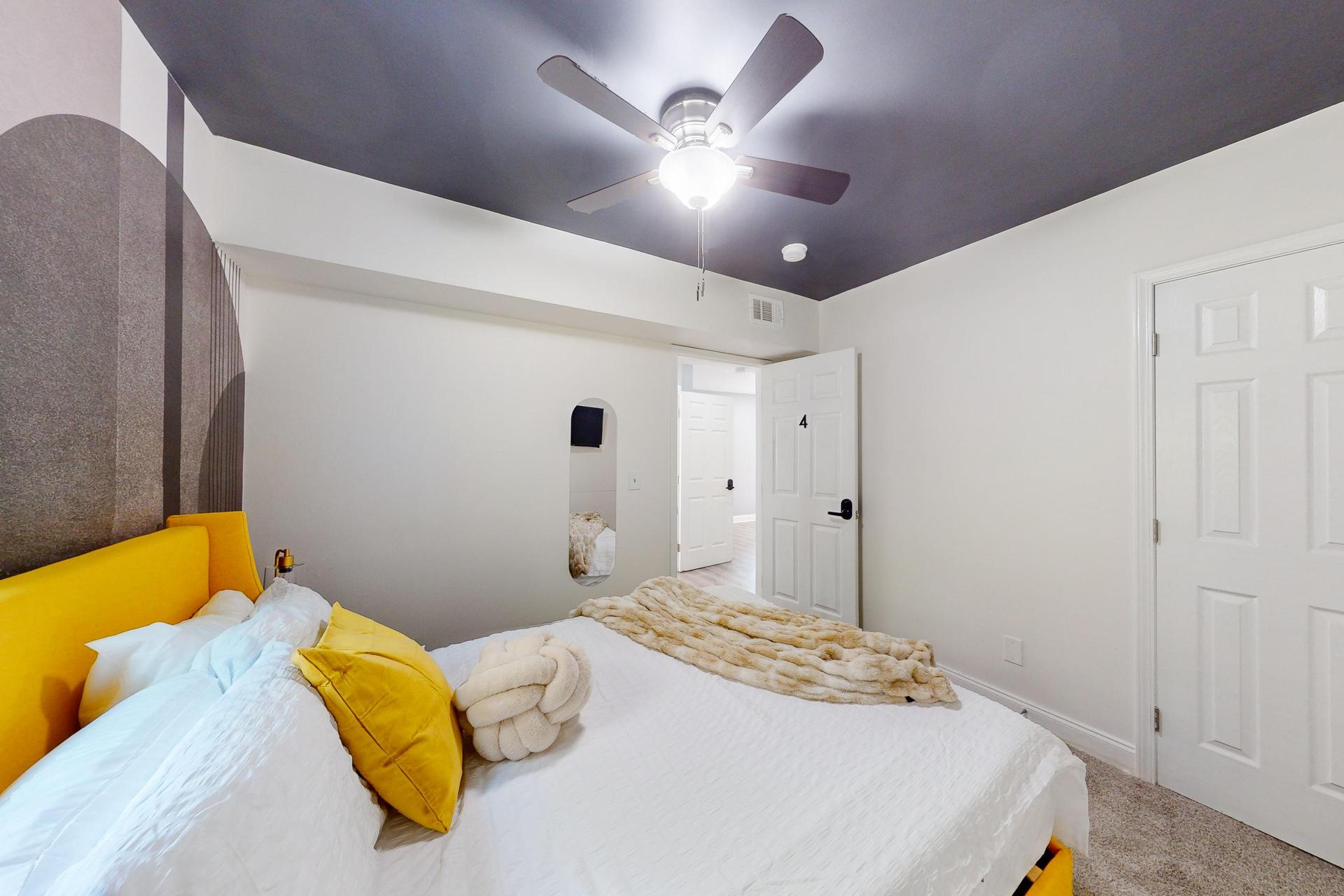 This Queen bedroom is equipped with a ceiling fan, lamps, side tables and a closet. Shares a bathroom with 2 other padmates.