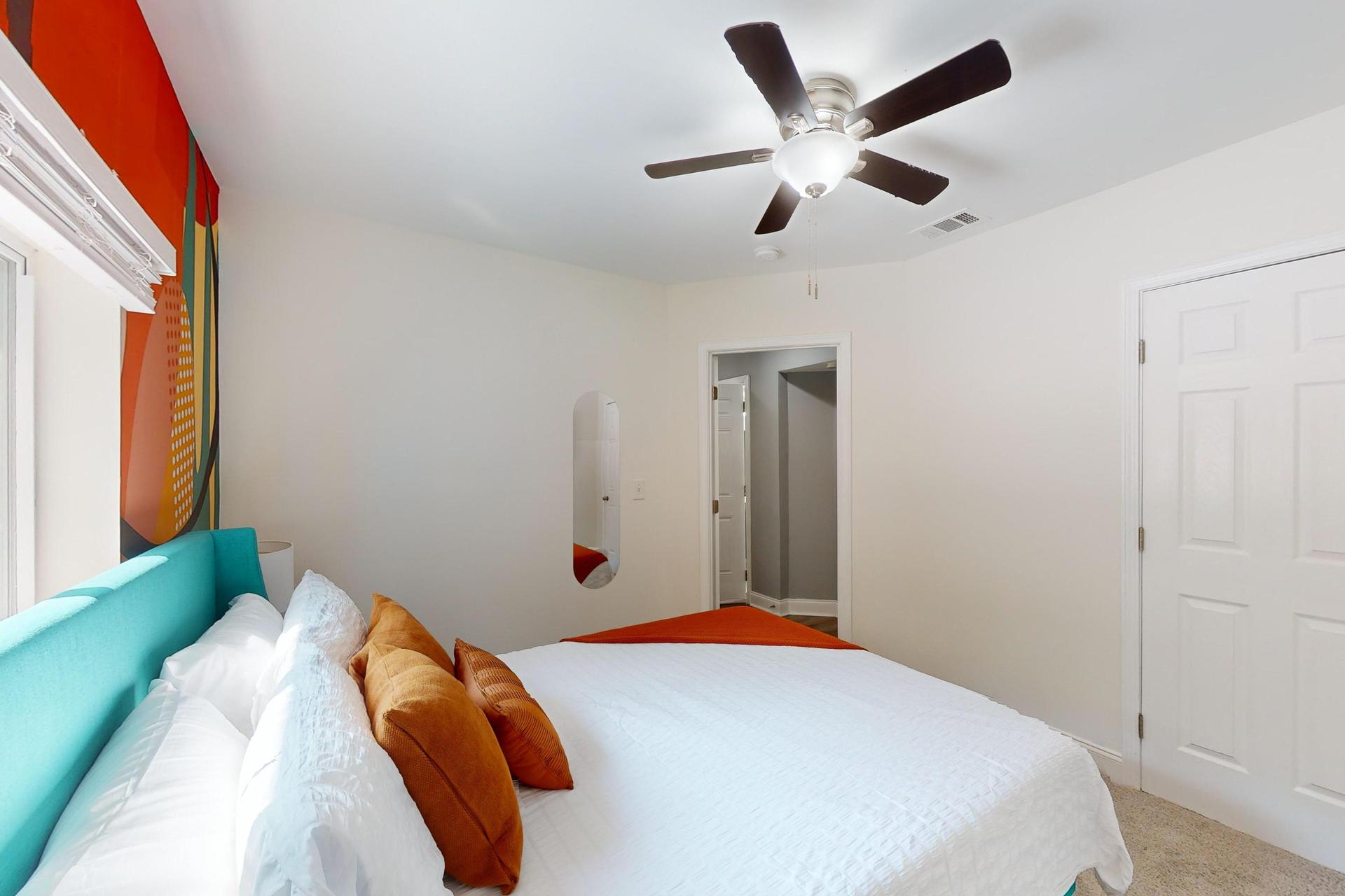 This Queen bedroom is equipped with a ceiling fan, lamps, side tables and a closet. Shares a bathroom with 2 other padmates.