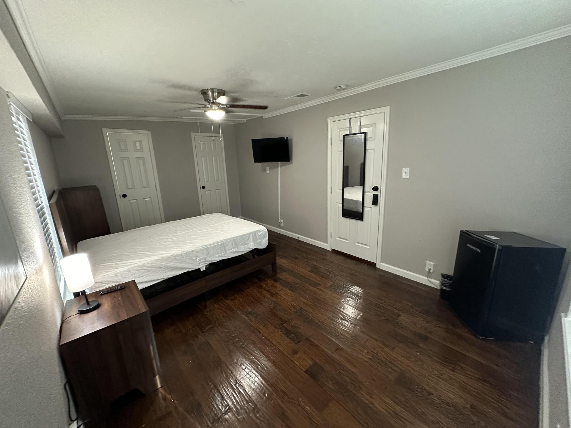 Largest room-mini fridge, TV, closet, en suite bathroom