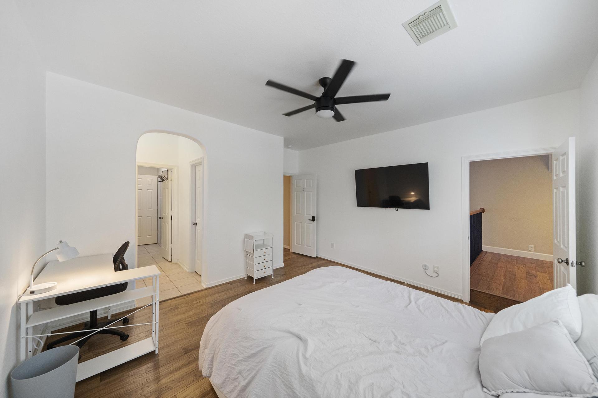 Desk/Queen bed/TV/Ceiling fan/Door to sitting a