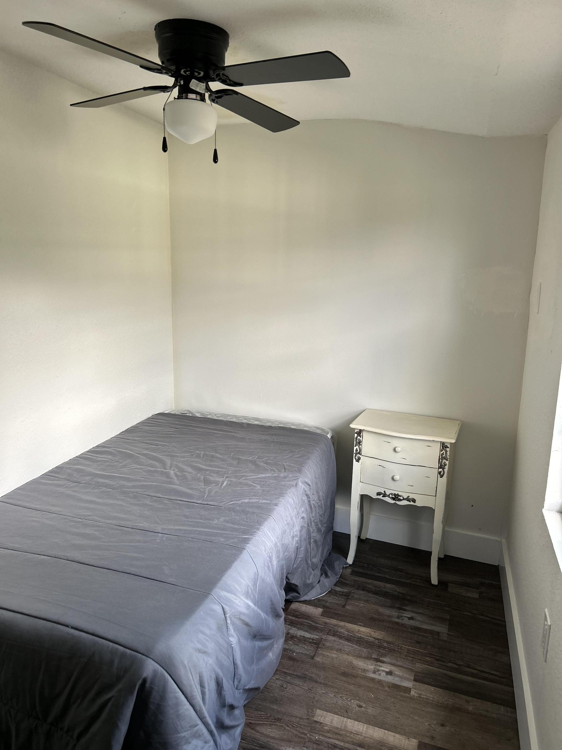 Small cozy room with the perfect bedside table.