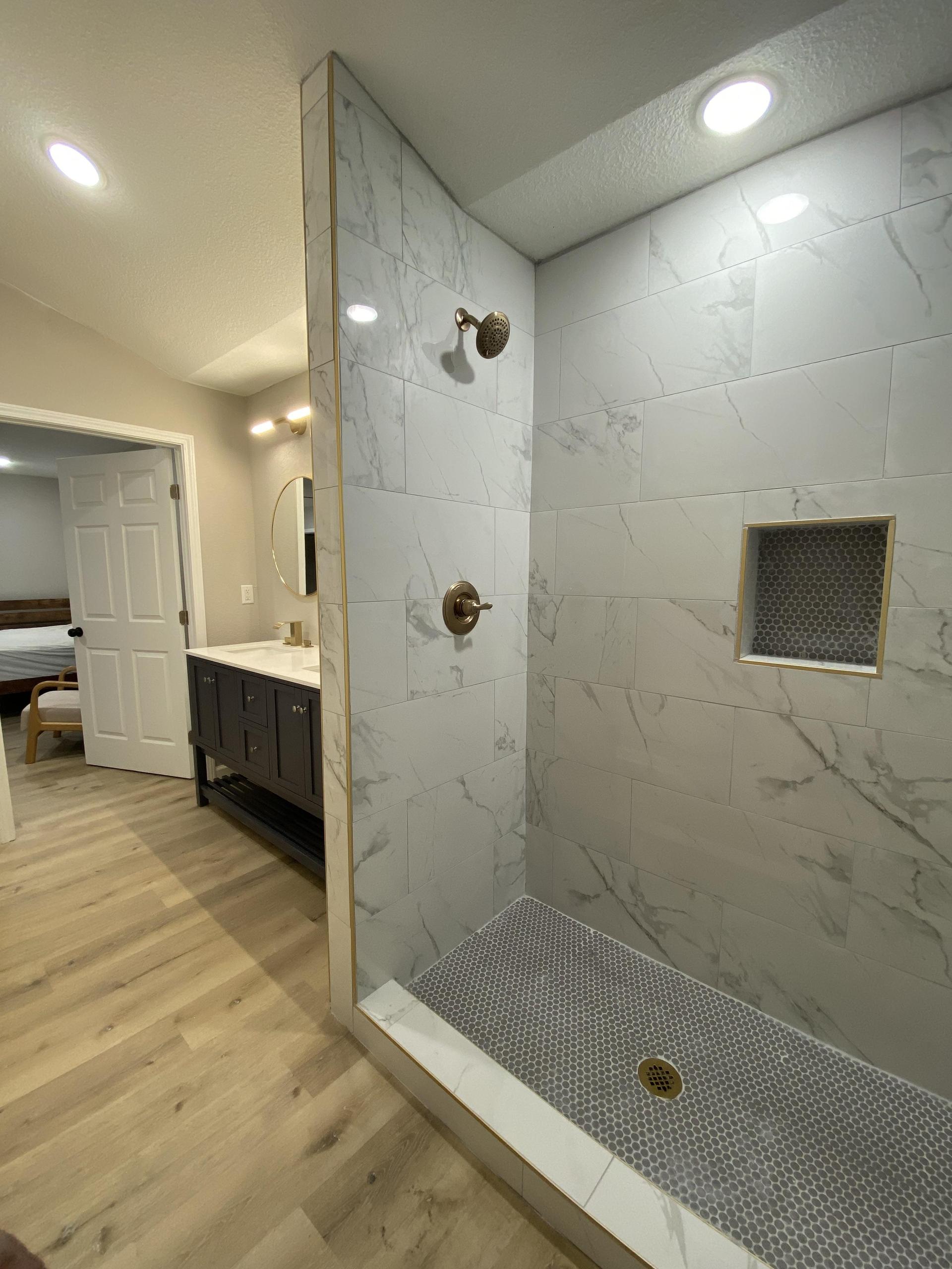 Luxury Spa - like bathroom. Double vanity ready for 2 occupants. (See details)