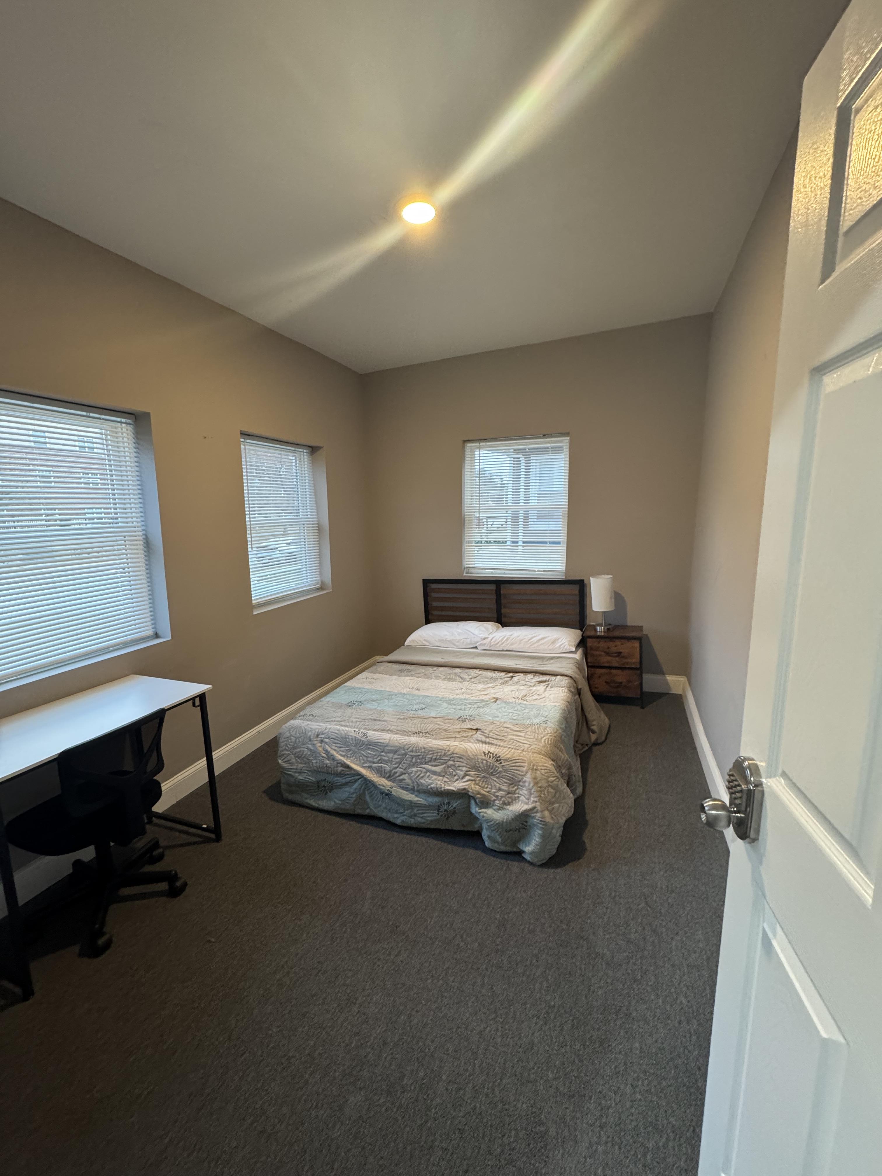 Room for Rent - Modern, Comfortable & newly-renovated Baltimore House on 3 floors with Backyard