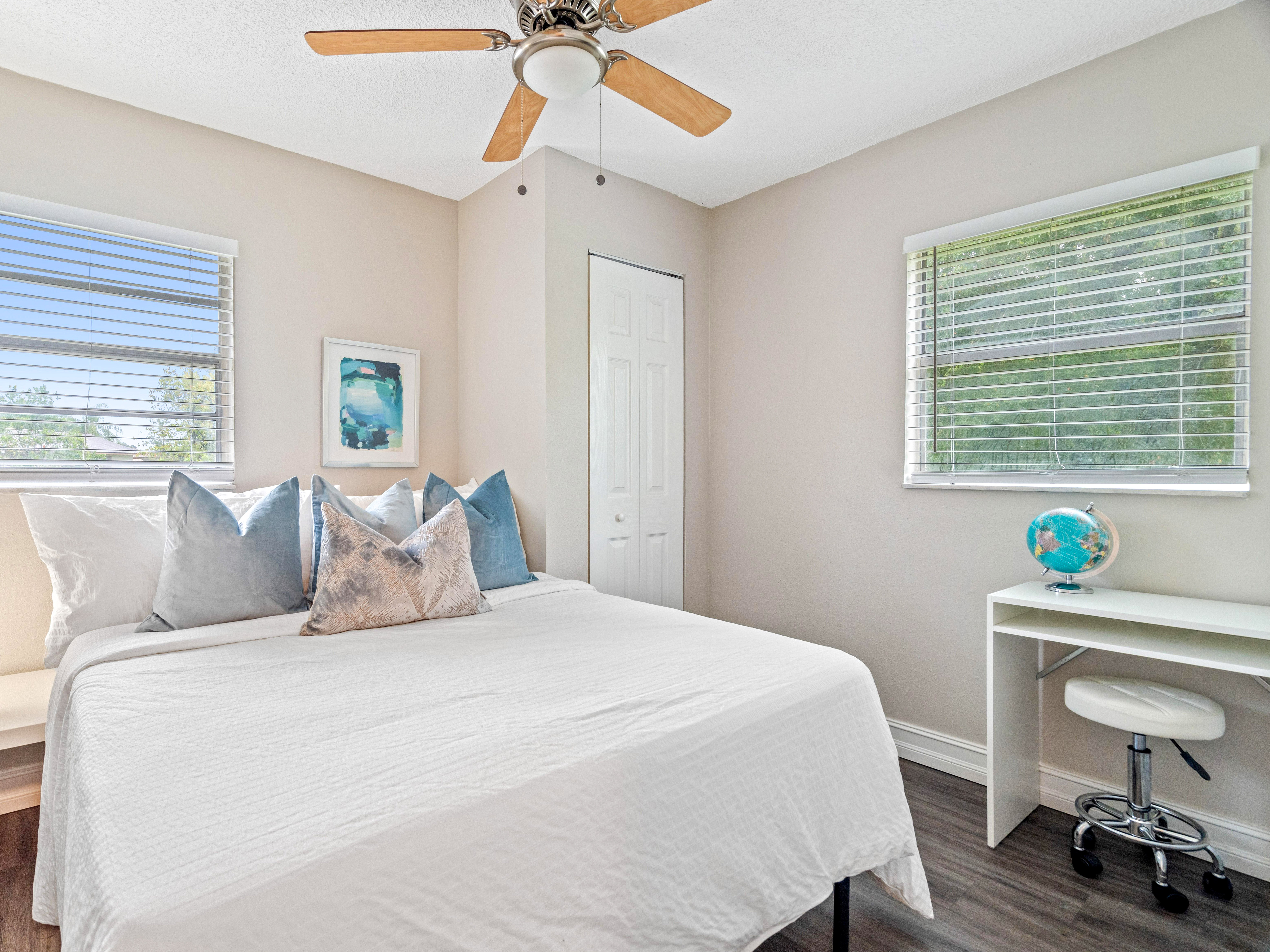 Room for Rent - NO MOVE-IN FEE on this amazing Plant City !  
WALKING DISTANCE to Publix, Save-A-Lot, restaurants, and pharmacies!