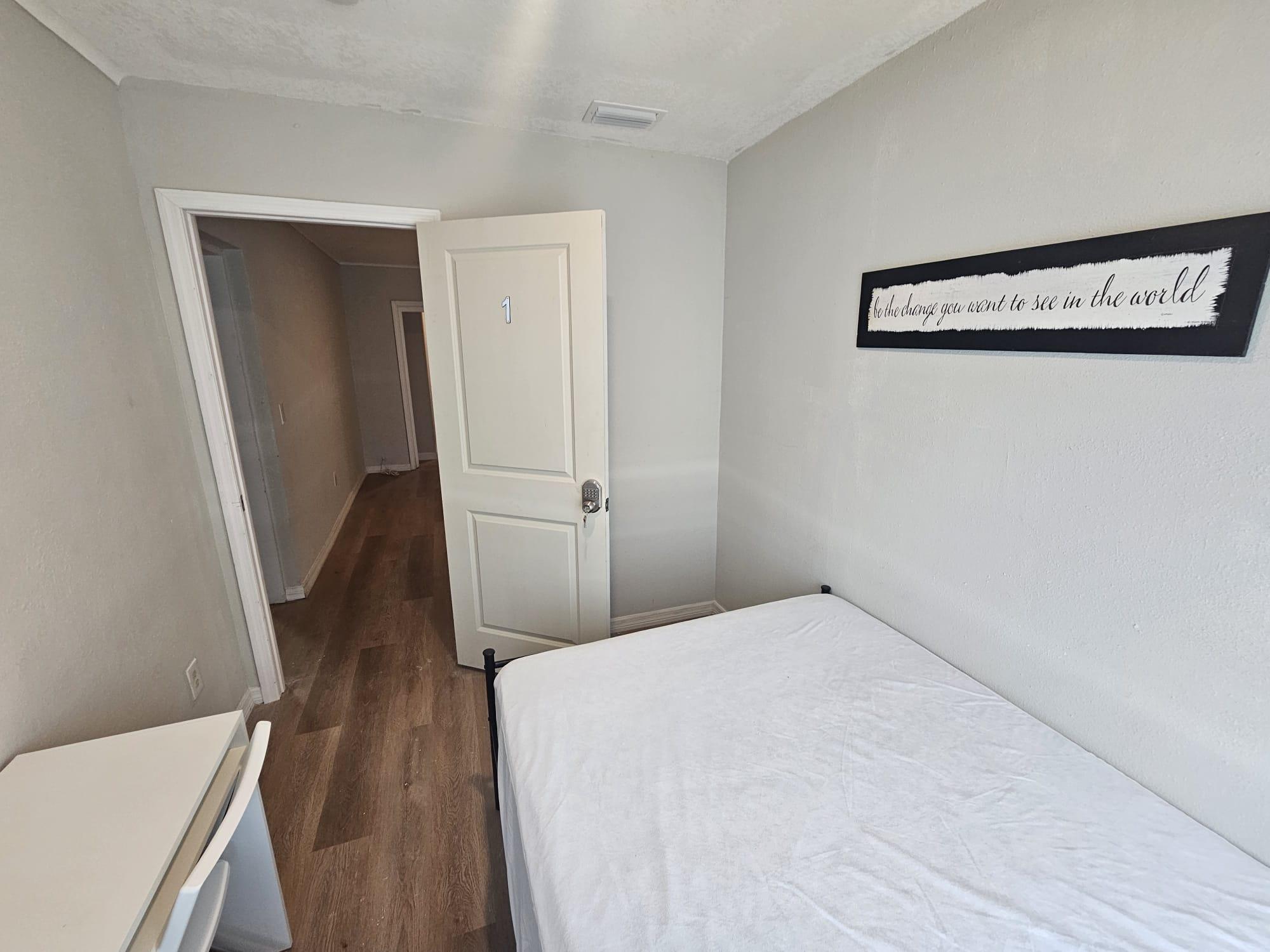 Room for Rent - Newly-renovated & cozy St. Petersburg House with Dining area