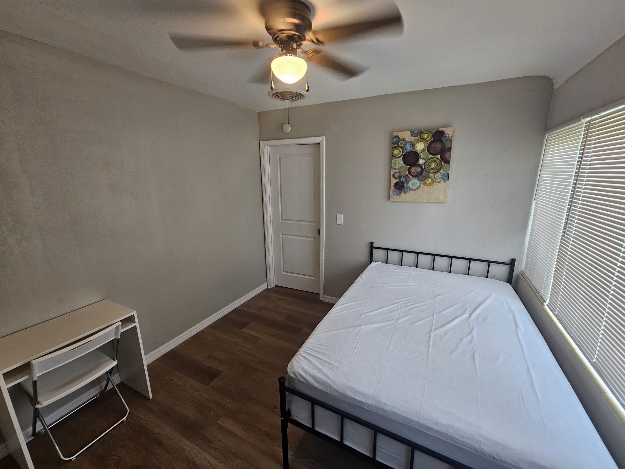 Room for Rent - Newly-renovated & cozy St. Petersburg House with Dining area