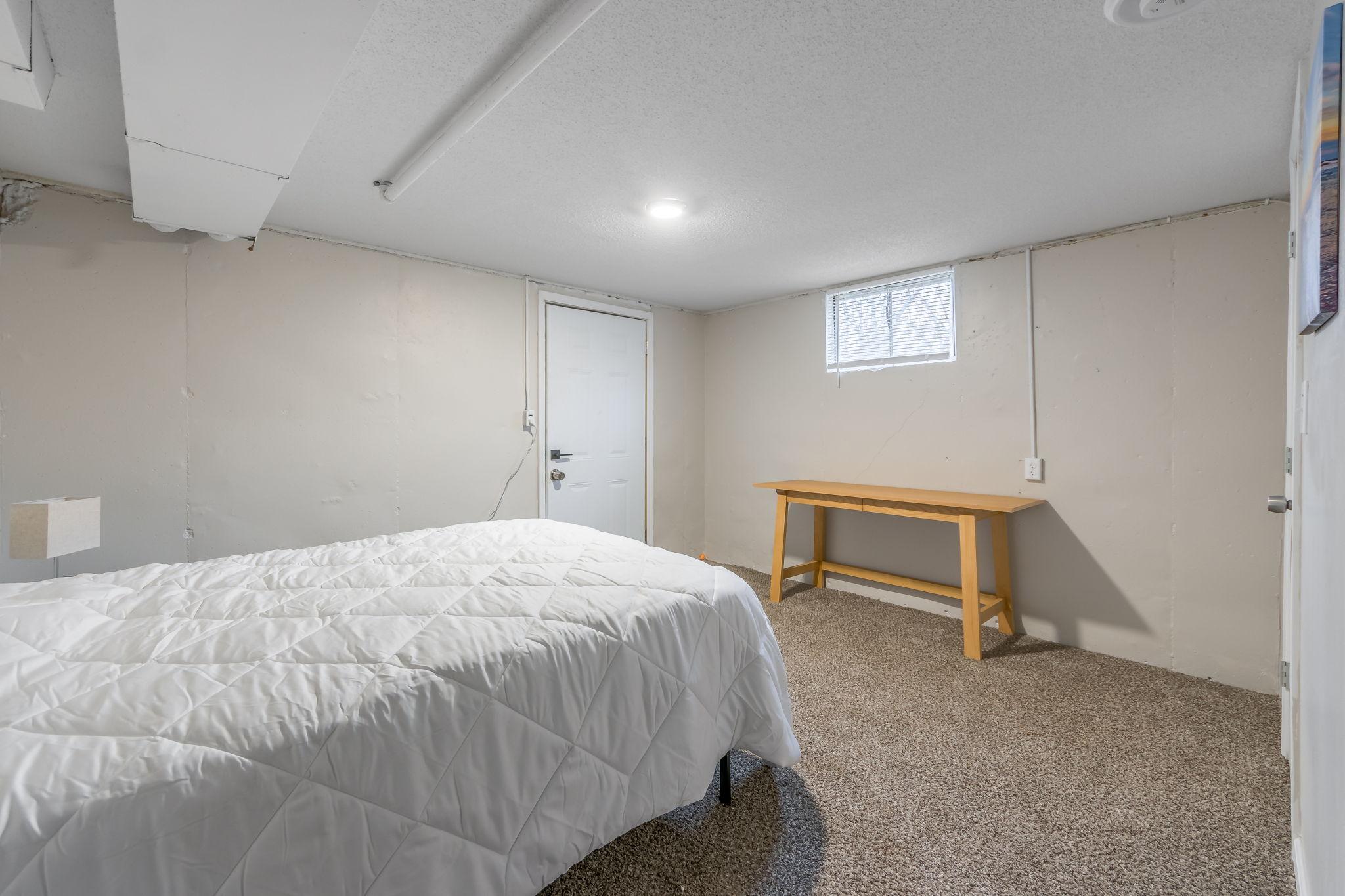 Room for Rent - Charming Remodeled Home Near Blue Ridge & 39th St. 15 min from Arrowhead Stadium & Kauffman Stadium , Nearby employers . Enjoy convenient access to shopping centers & bus routes.