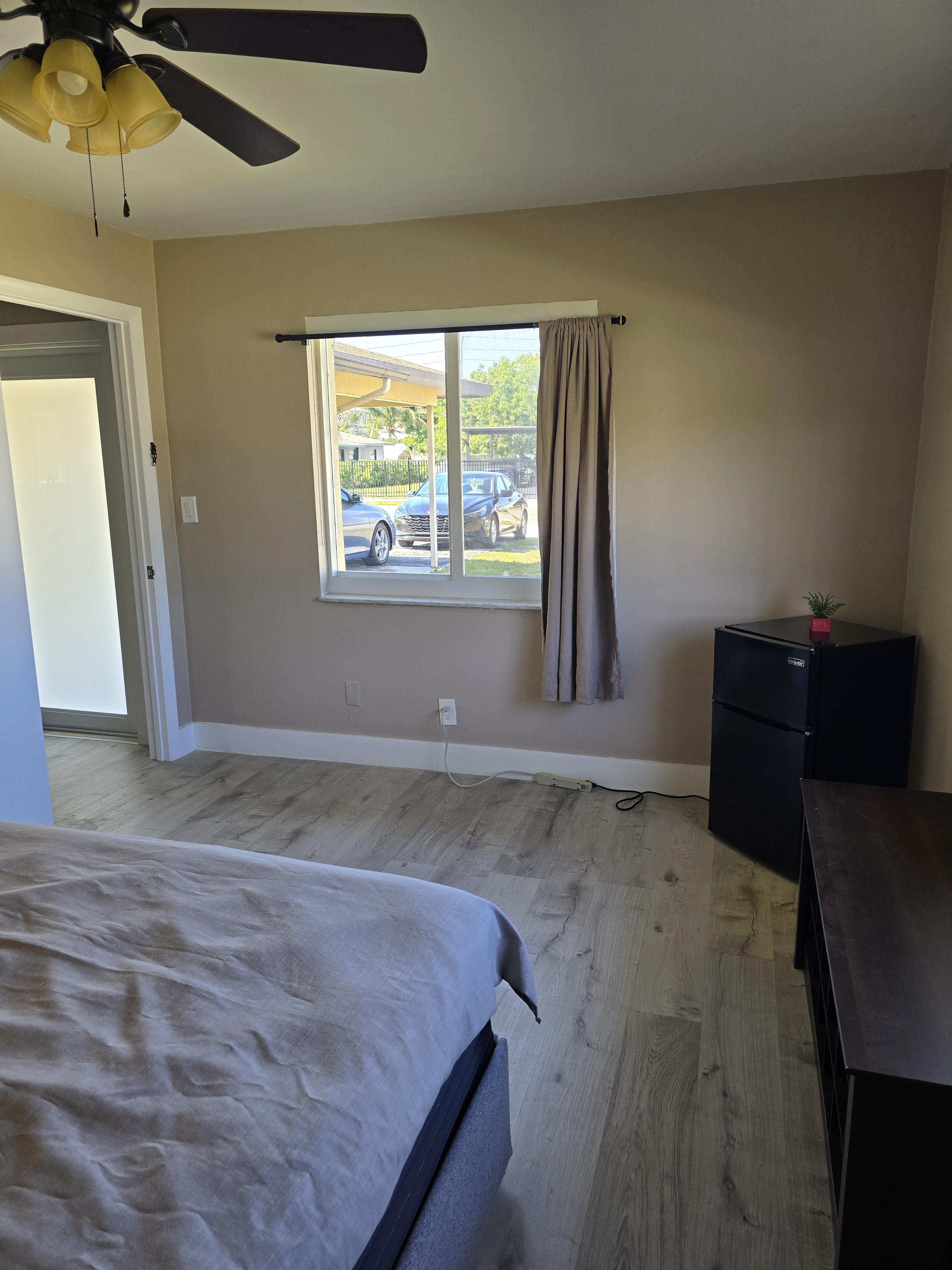 Room for Rent - Private Bathroom Covered Assigned Parking & Cozy Oakland Park House with Backyard