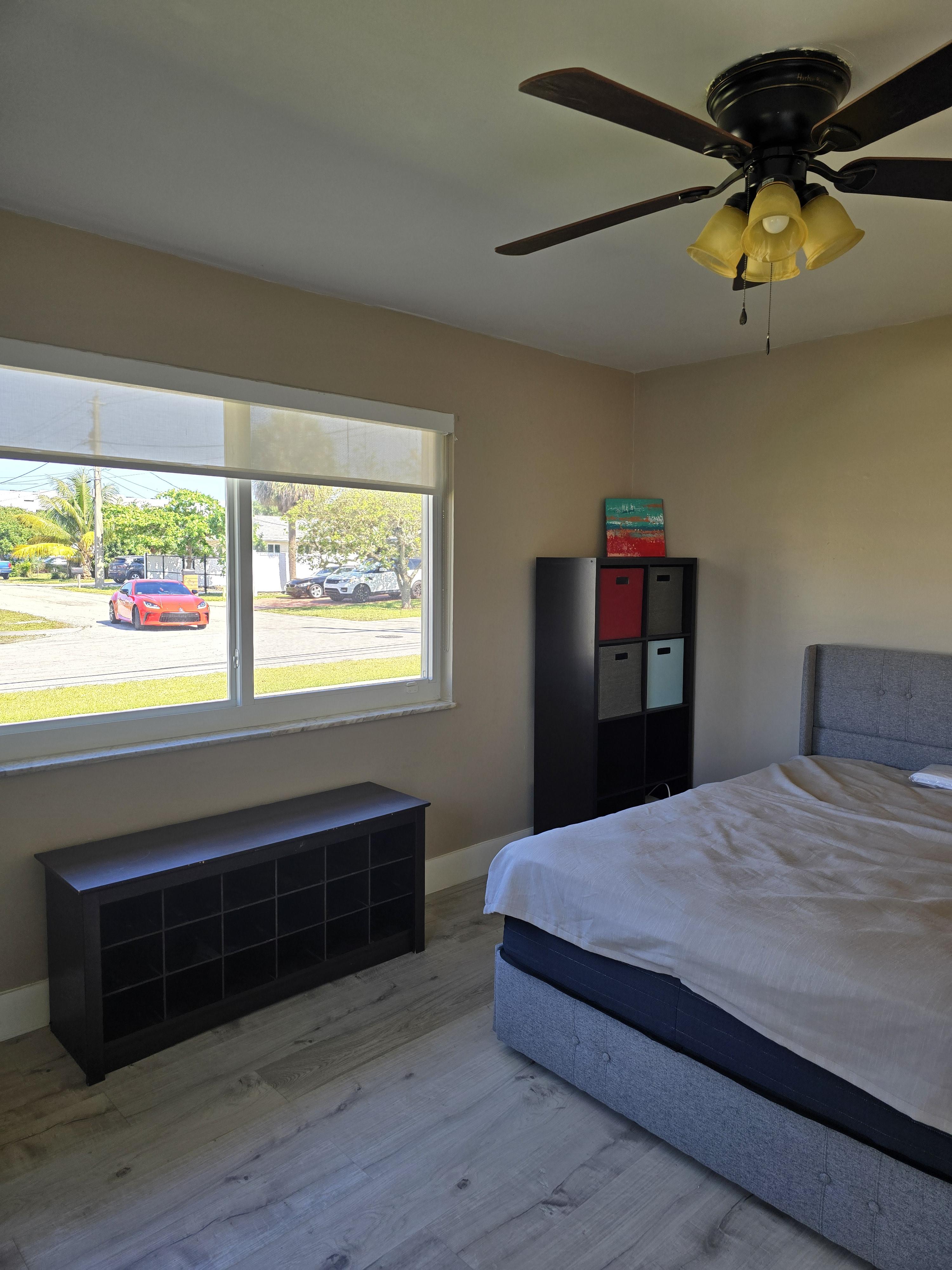 Room for Rent - Private Bathroom Covered Assigned Parking & Cozy Oakland Park House with Backyard