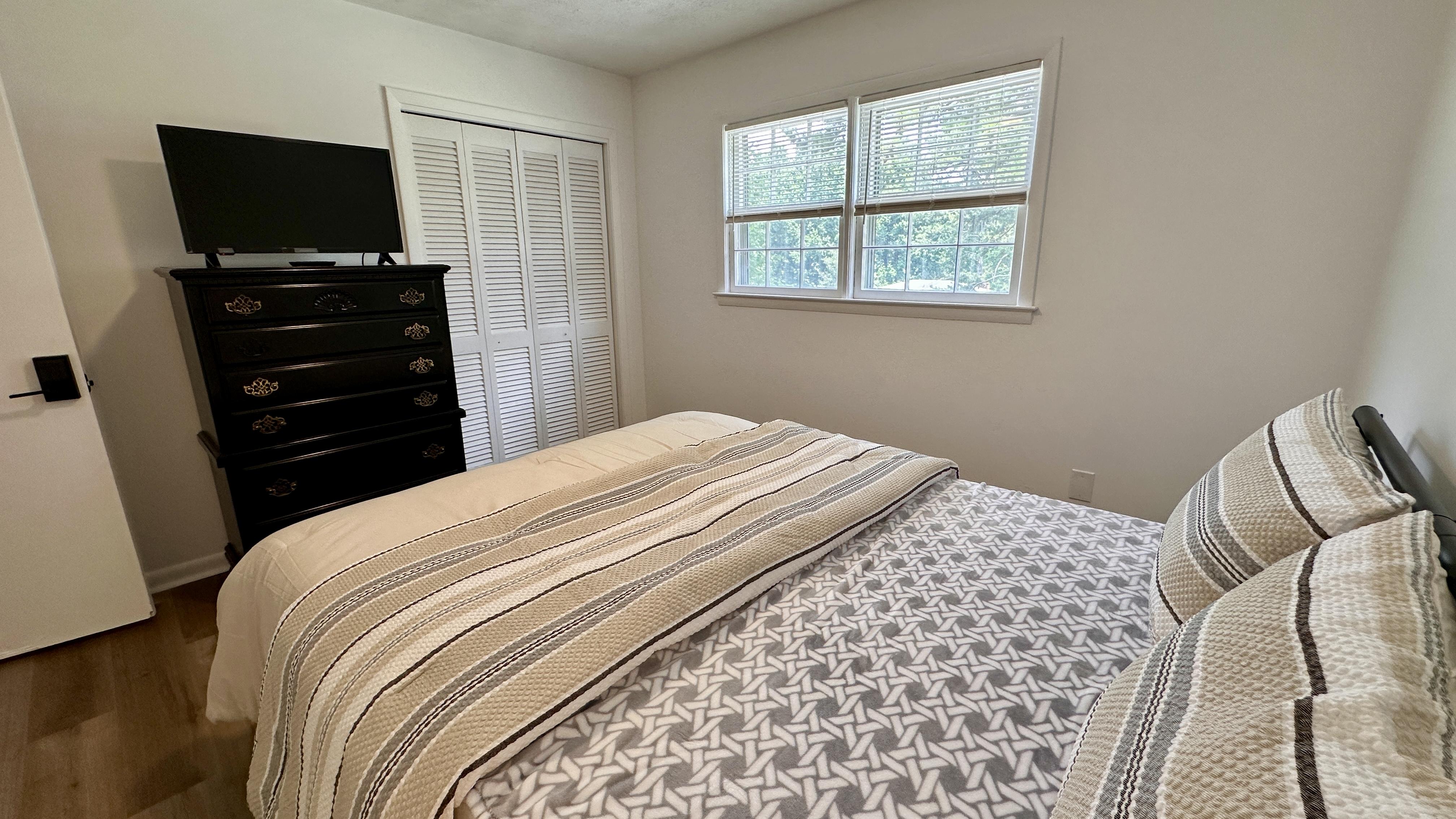 Room for Rent - Newly renovated & spacious Conyers House with Dining area.