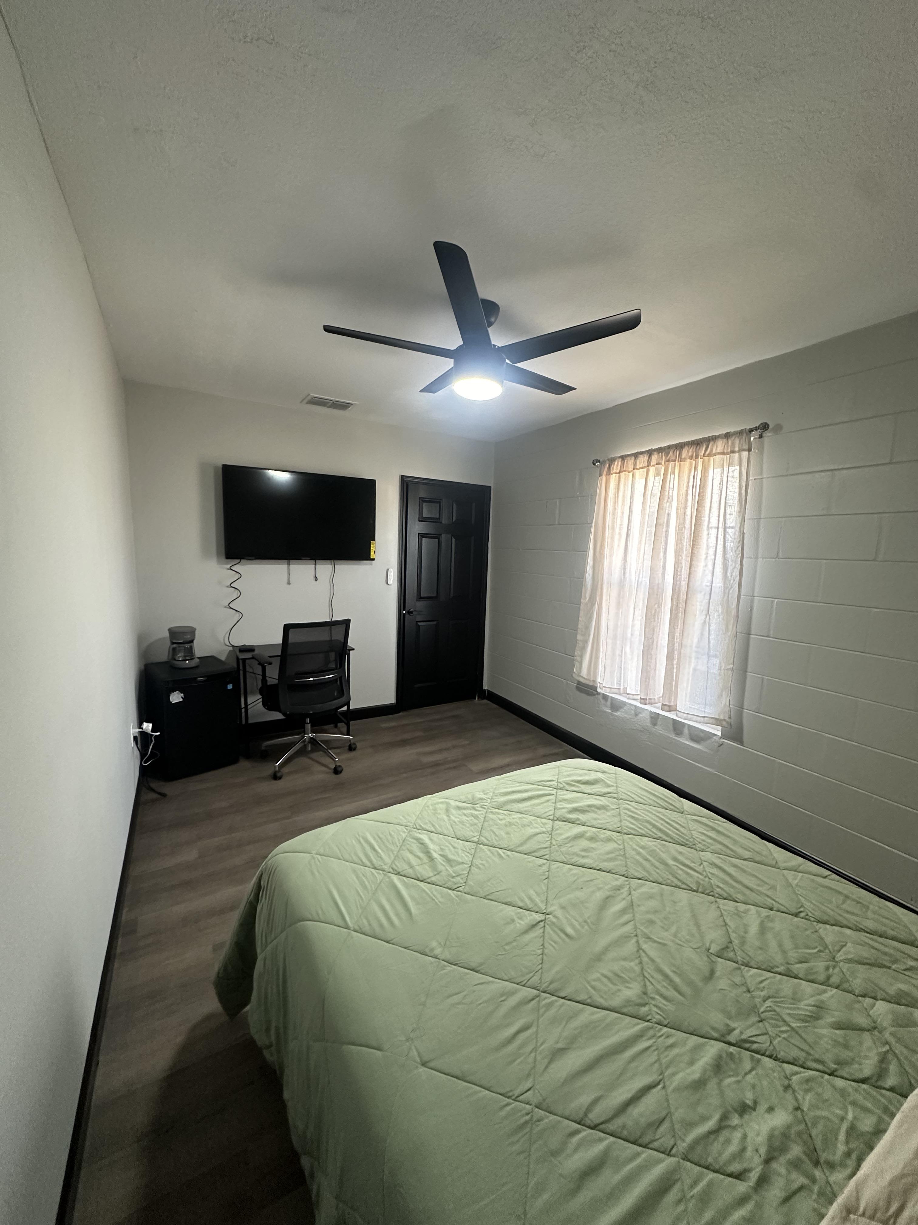 Room for Rent - Rooms with Private TV & Mini Fridge in Quite Poinciana Home