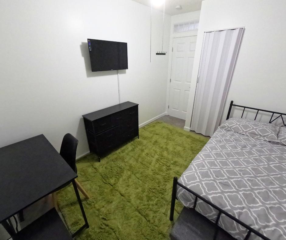 Room for Rent - Move-In Ready Room with Full Bed, TV, Desk & More!