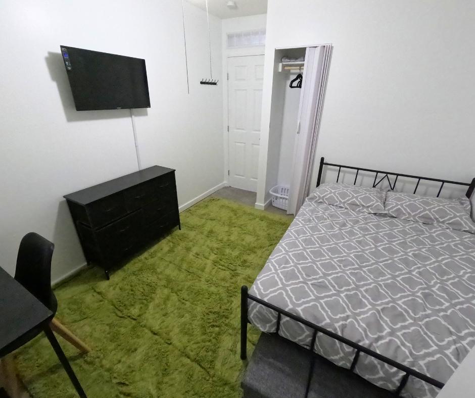 Room for Rent - Move-In Ready Room with Full Bed, TV, Desk & More!