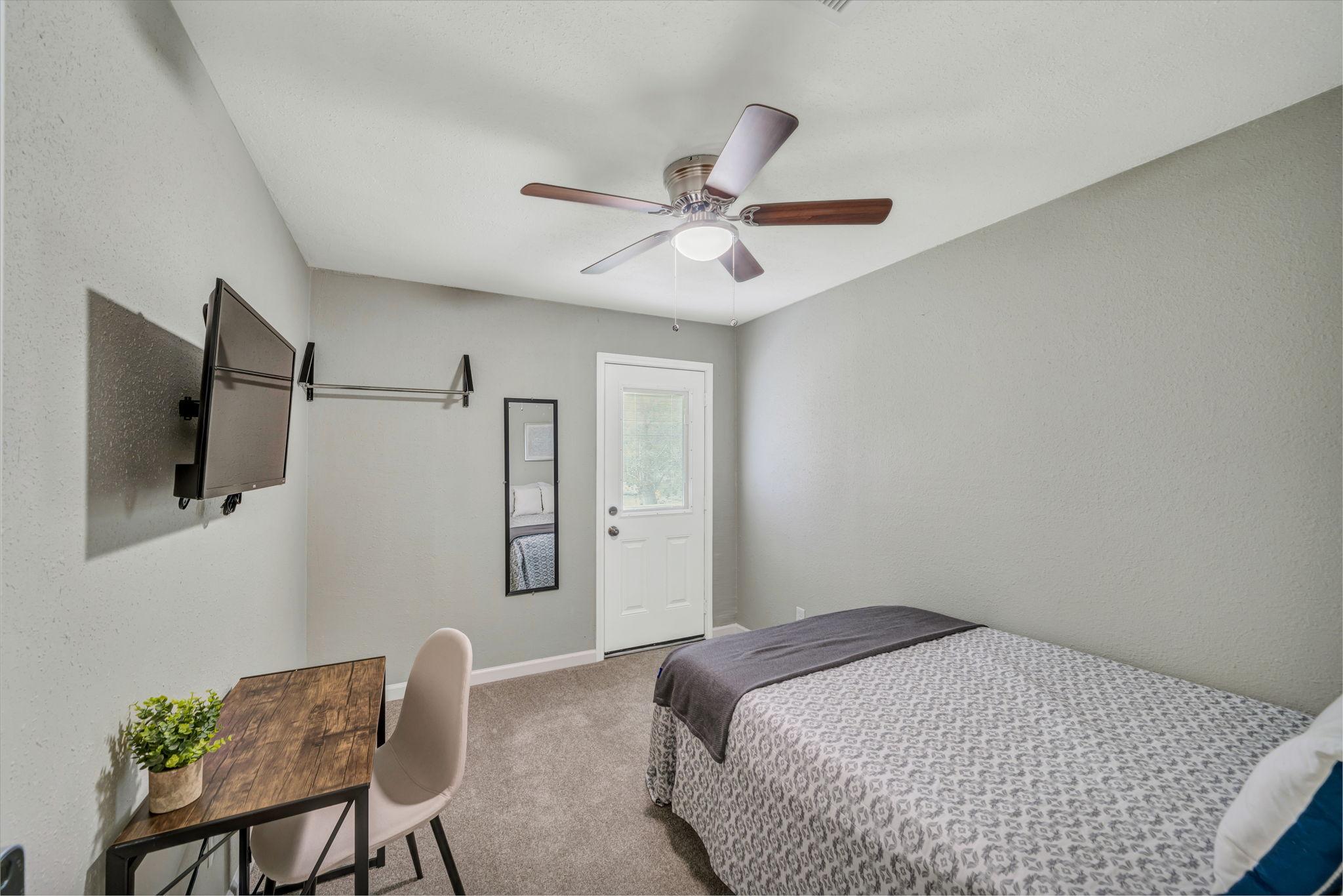 Room for Rent - Newly renovated with large rooms and huge yard!  Smart TVs, desks, and cleaning included! Close to the Texas City Dike, Refineries, UTMB/HCA and Highschool.