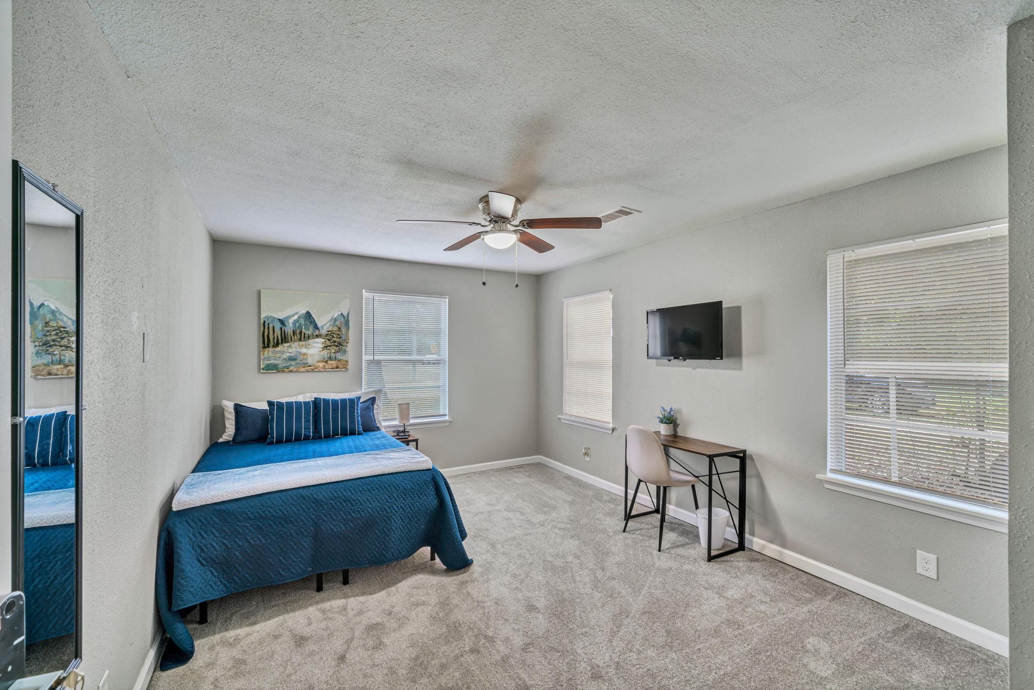 Room for Rent - Newly renovated with large rooms and huge yard!  Smart TVs, desks, and cleaning included! Close to the Texas City Dike, Refineries, UTMB/HCA and Highschool.